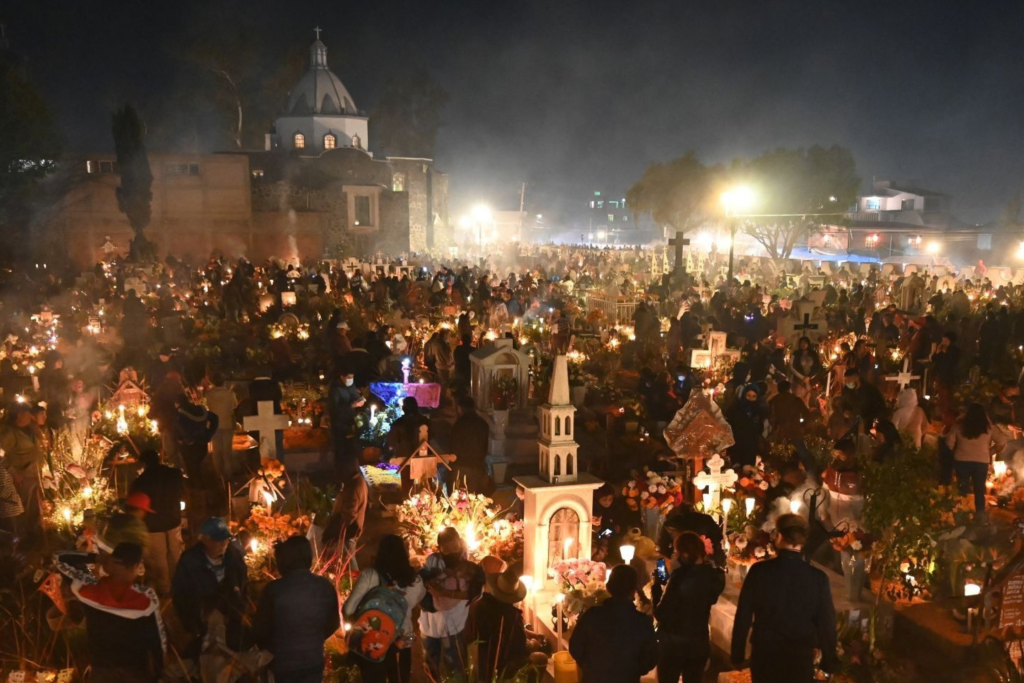 La Alumbrada de Mixquic durante Día de Muertos, con veladoras y flores de cempasúchil en el panteón de San Andrés Mixquic.