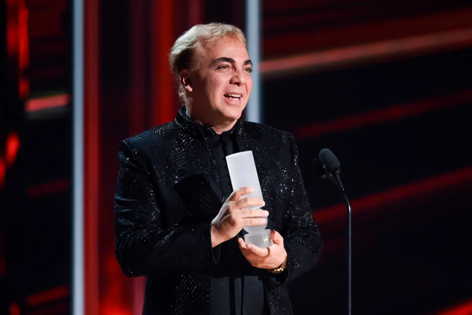 Cristian Castro recibe el Premio a la Trayectoria Artística.