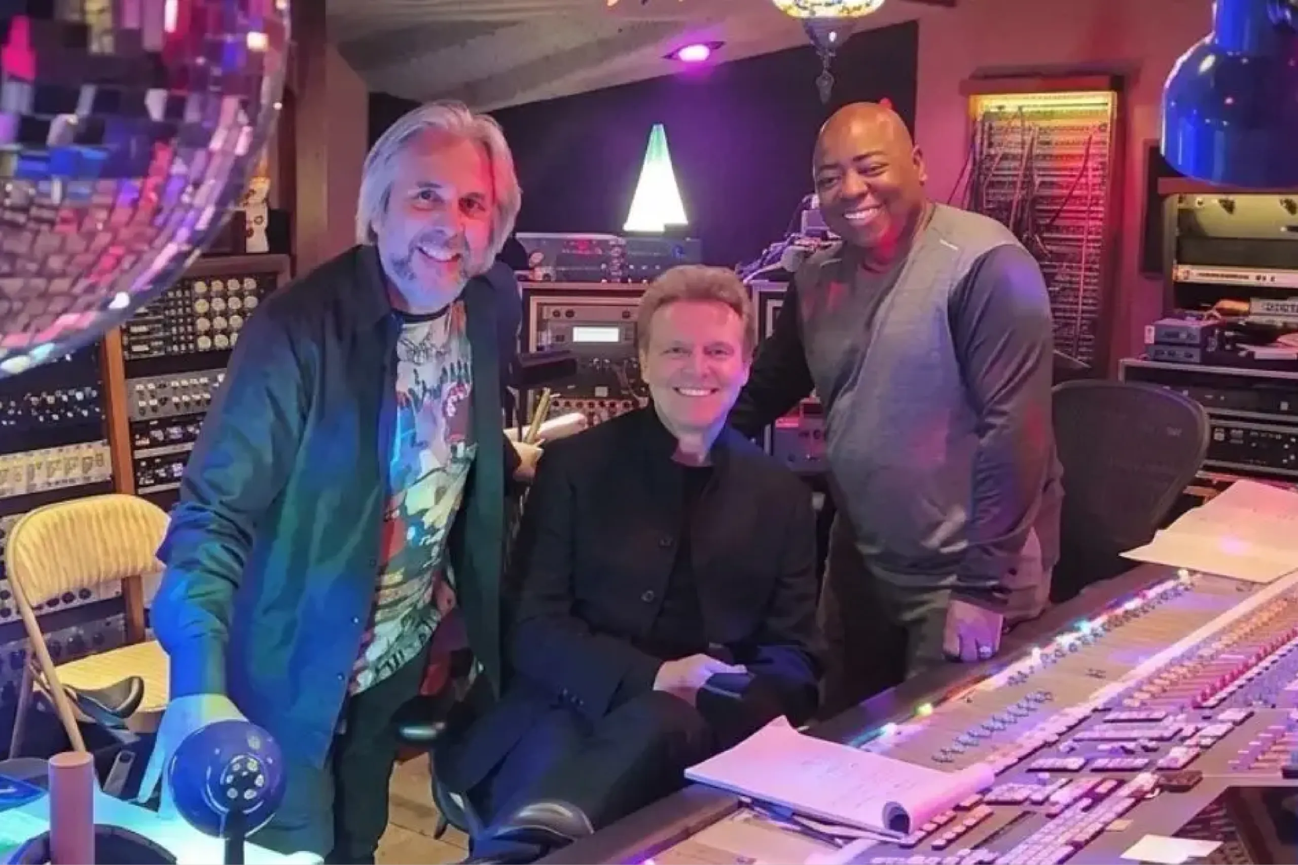 Luis Miguel apareció en un estudio de grabación con Paul Jackson Jr. y David Reitzas.